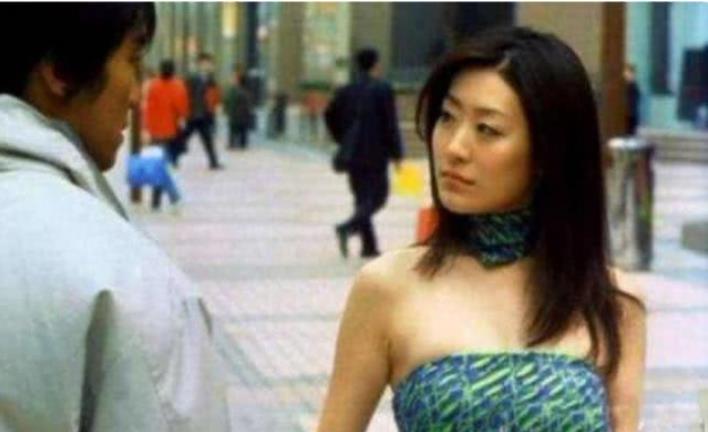 周星驰：她18岁被周星驰看中，签约8年只拍了2部戏，近照曝光，美到不可方物