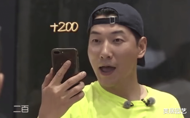 黄晓明|黄晓明给《中餐厅》成员发红包，得知金额后，原谅我没见过世面