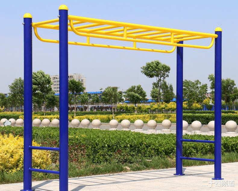 二十四频道 重庆一大爷锻炼时受伤，状告居委会，法院驳回：你锻炼方法不正确