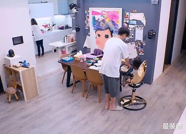 「」贾静雯家的设计风格堪称完美，客厅没有茶几，但小黑板很值得宝妈借鉴！