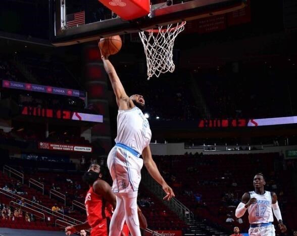 湖人队|湖人双喜临门！施罗德改打辅助收获奇效，沃格尔调整战术收买人心