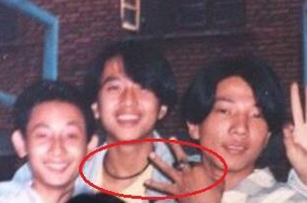 邓超|邓超大学寝室照曝出，室友长着明星脸，小细节看出超哥真的很前卫