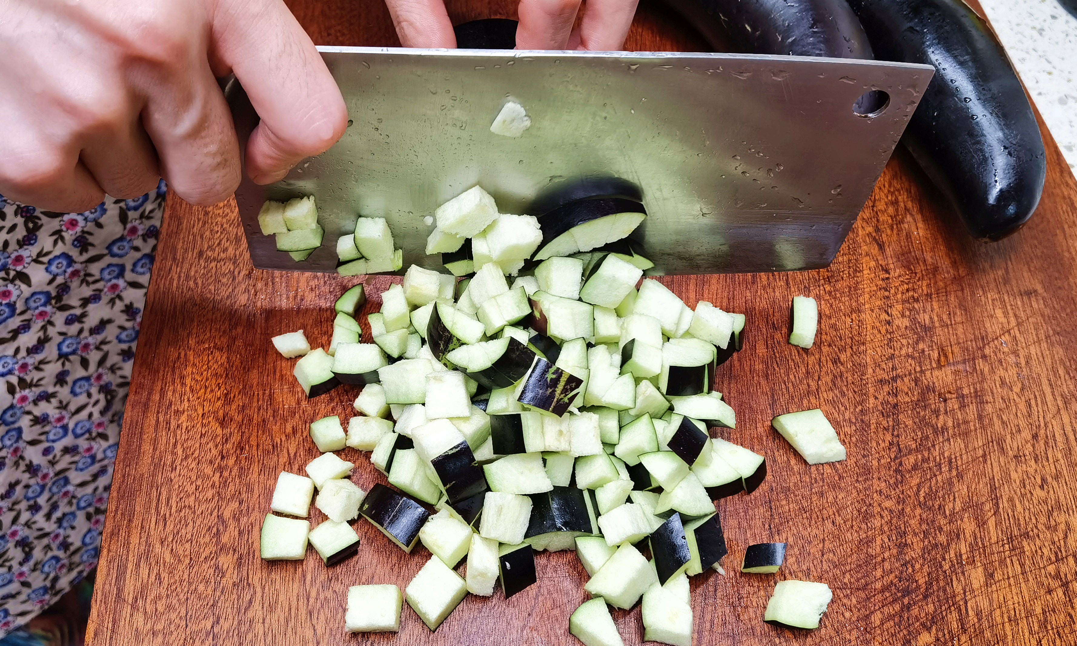 茄子|入秋后，遇见此菜别手软，一次买10斤，女性要多吃，蒸包子吃真香