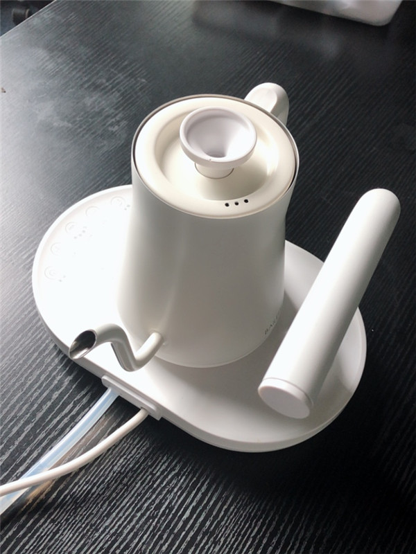 |为什么电热水壶的电源线都很短?制造商表示:我也想做长,不允许