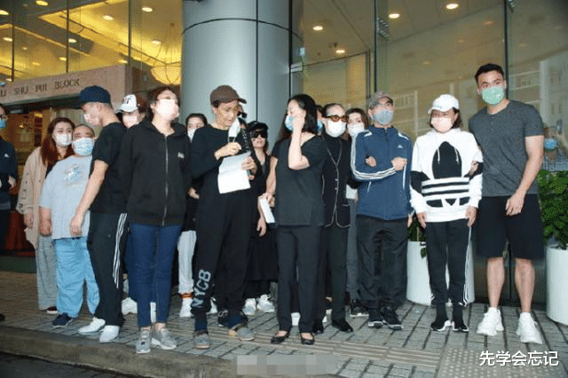 「奚梦瑶」赌王离世2天后的凌晨2: 00，奚梦瑶在人生的\T台\上，再次摔倒