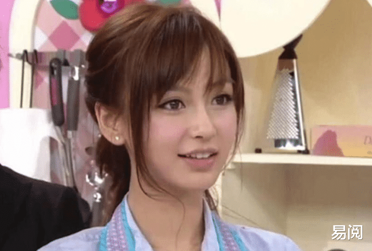「黄磊」杨颖在日本打拼时太卑微,被人直接“酒瓶怼嘴”,还得强颜欢笑