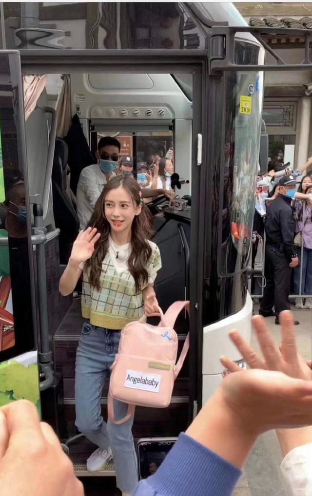 奔跑吧兄弟@《奔跑吧》路透生图曝光，baby打扮青春和蔡徐坤同框颜值超高