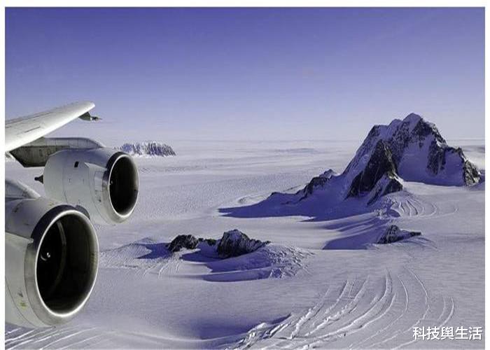 [南极]卫星发现南极异象，一滩“血”还没消停，又出现神秘建筑物！