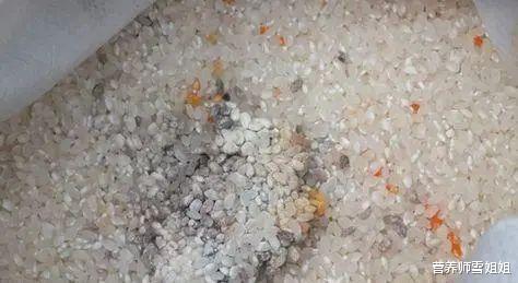 「肝脏」肝不好的人，脚底会出现4个迹象，占1个，也要去查查肝