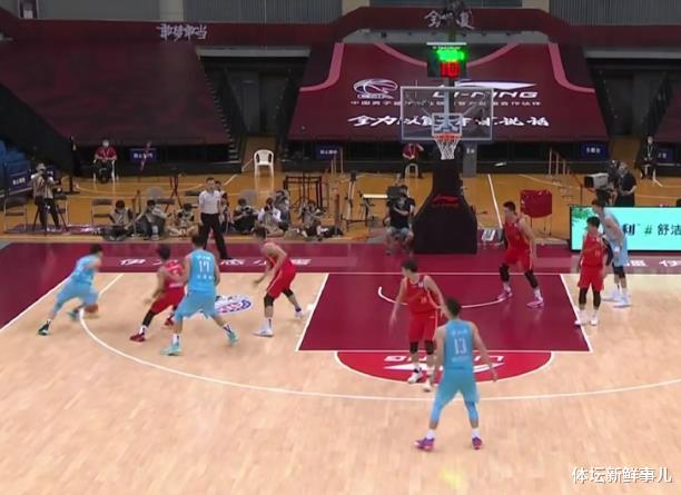 新疆男篮■输球又输人!八一男篮82-102新疆,王治郅暴怒,谁注意周琦举动