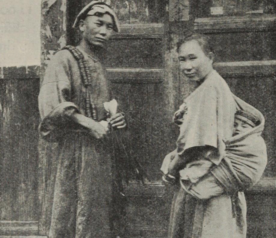 『四川省』1896年四川老照片：长江上的纤夫，大户人家的庭院与妻妾！