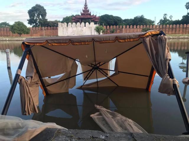 緬甸曼德勒護城河邊的活動，現場舞臺被毀，一片狼藉-圖6