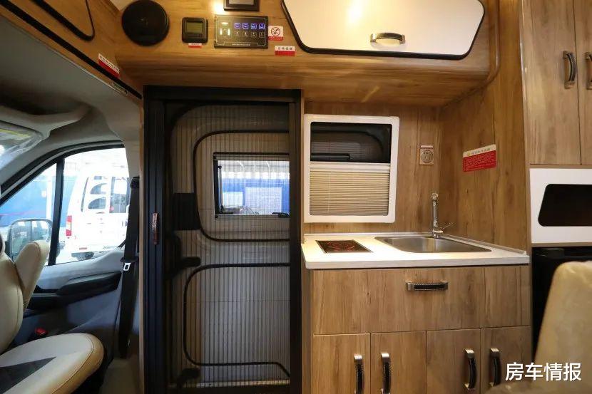 房车:这款V90房车性价比超高!加长轴后双胎2.0T发动机,售价不到23万