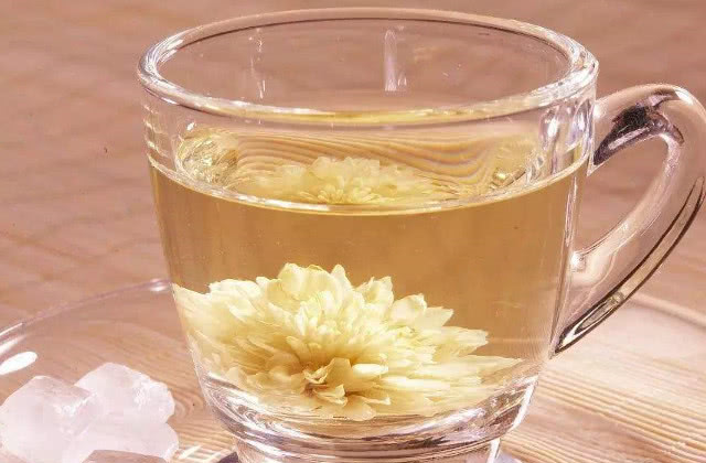 【】菊花跟此物一起泡，睡前一杯，对身体有极大的帮助，过来人：确实