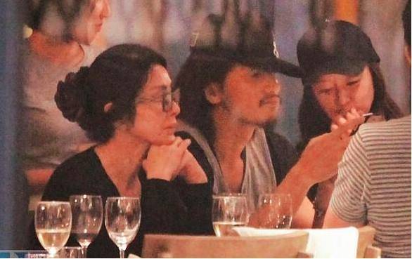 「林心如」林心如夫妇现身派对,华哥在角落腼腆微笑,遥望老婆豪迈怀抱男友人