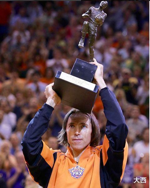 「纳什」26岁还在打替补,30岁被球队抛弃,最终却逆袭成名人堂巨星