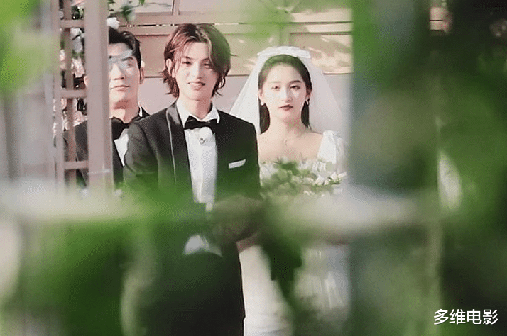 「关晓彤」关晓彤有多自信？《奔跑吧8》统一服装，唯独关晓彤穿成了高级款