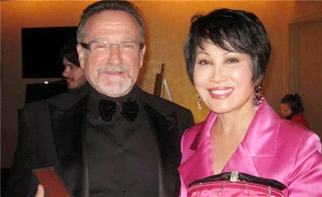 靳羽西|从150美元到身家过亿，春晚前排一坐就是20年，她将一生活成传奇