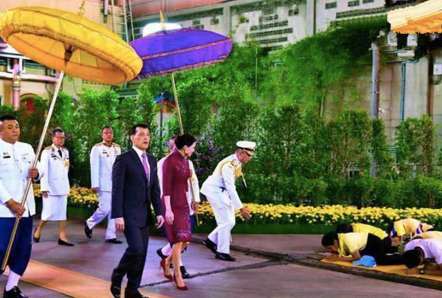 「泰国旅游」泰国旅游遇国王出行，当地人已经跪着，中国游客要怎么“操作”？