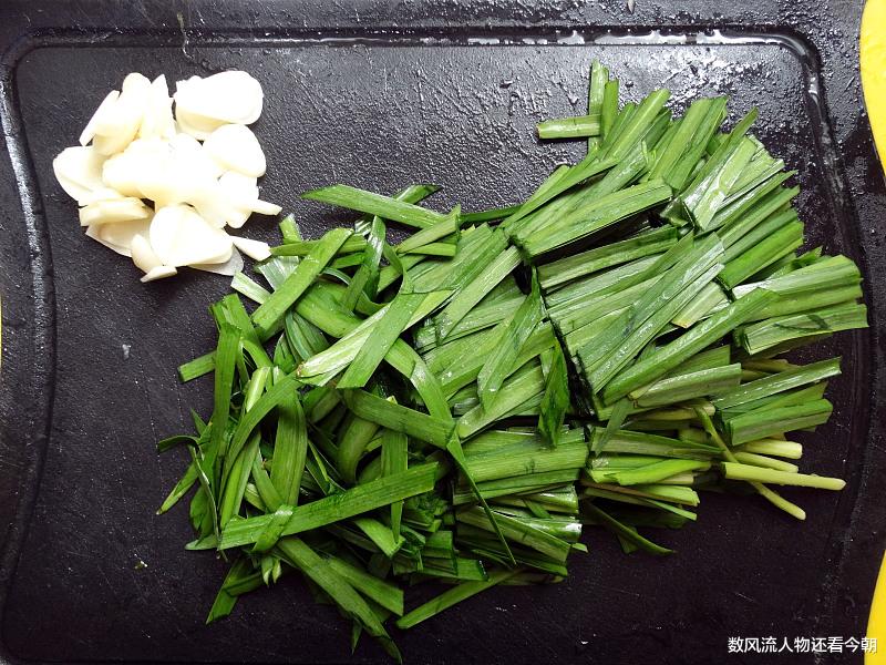 「肠胃」吃完韭菜1小时内,不能再吃此物,吃错了有“致命”风险!