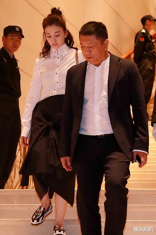 李小冉|李小冉曾被前男友用艾滋病针头抵着喉咙，乞求对方放过自己