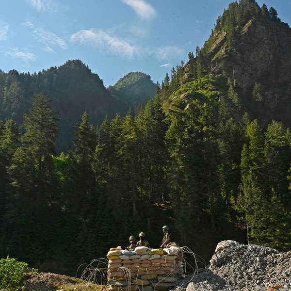 手榴弹▲印度边防军布防曝光，沙袋掩体处处可见，网友：一颗手榴弹的事情