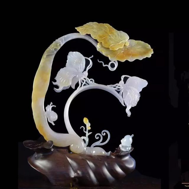 翡翠▲翡翠原石边角料千万不要丢，制成山水牌、戒面、小珠子能卖不少钱