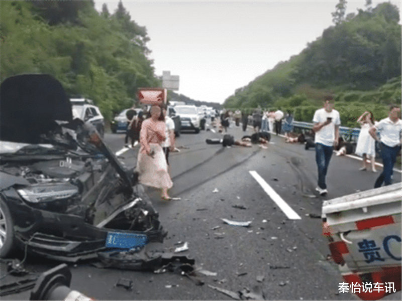 皮卡车|沃尔沃S90追尾皮卡车，车损情况让路人困惑不已，这不对劲吧？