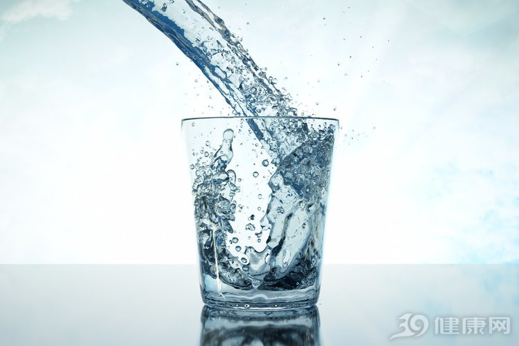 39健康网|央视曝光“夺命杯”：19款保温杯不合格，热水倒进变“毒水”