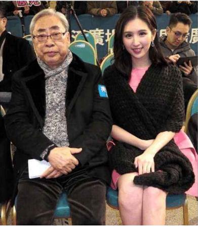 何傲儿@有钱能使鬼推磨？与小50岁干女儿玩“爷孙恋”，有超过一千名女友