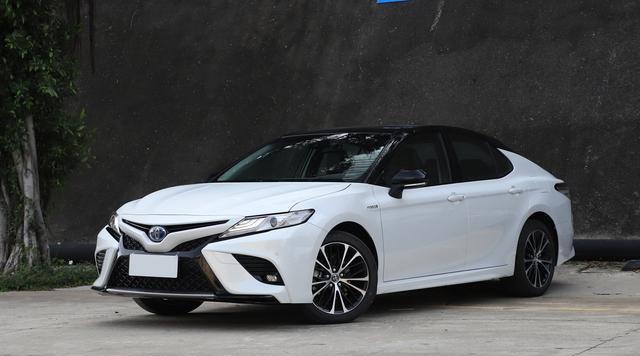 『丰田凯美瑞』B级车中的“新标杆”，质量及安全领先同级，油耗4.1L，月销破2万