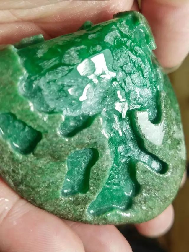 翡翠：老大爷无意买下的翡翠原石，仅开窗就差点吓晕过去，怎么了？
