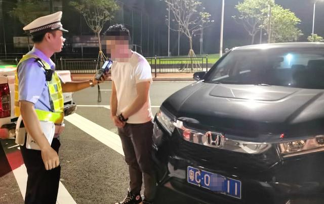 谈在交通|情侣开车进隧道，男友突然光脚逃跑！网友纷纷劝姑娘分手...