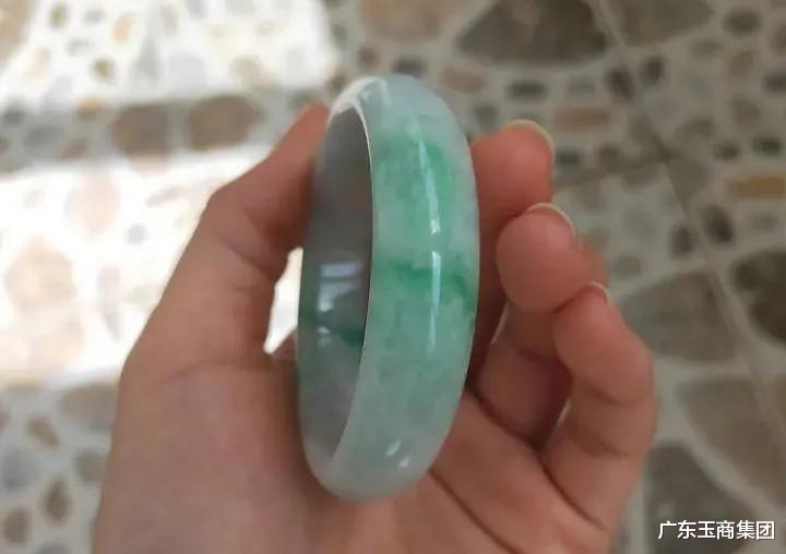 「翡翠手镯」三位数的翡翠手镯长什么样?能戴出手吗?
