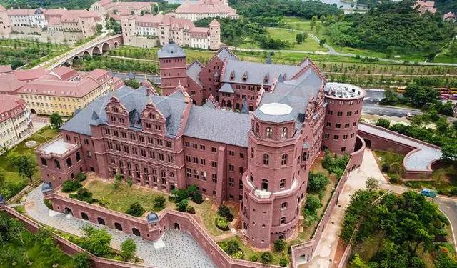 「上海市」在中国，十年后有城市能在经济上赶上并超过上海吗？