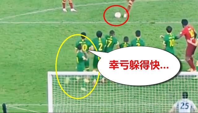 里卡多·高拉特|躲得忒快了！笑趴：这位中超外援，是谁派你来当对手“内应”的？