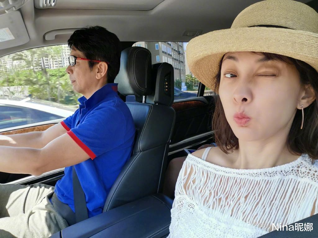 【t恤】47岁牛莉在家真“奔放”，穿T恤故意打结跳舞，扎双马尾似小萝莉