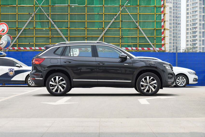 SUV■大众也放弃了尊严！从19万跌到13.5万，油耗才6.8，差点取代CRV