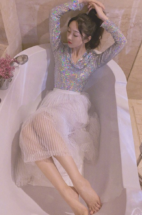 宣璐躺在浴缸裡拍攝寫真，換上亮片緊身衣後，師姐秒變“美人魚”-圖2