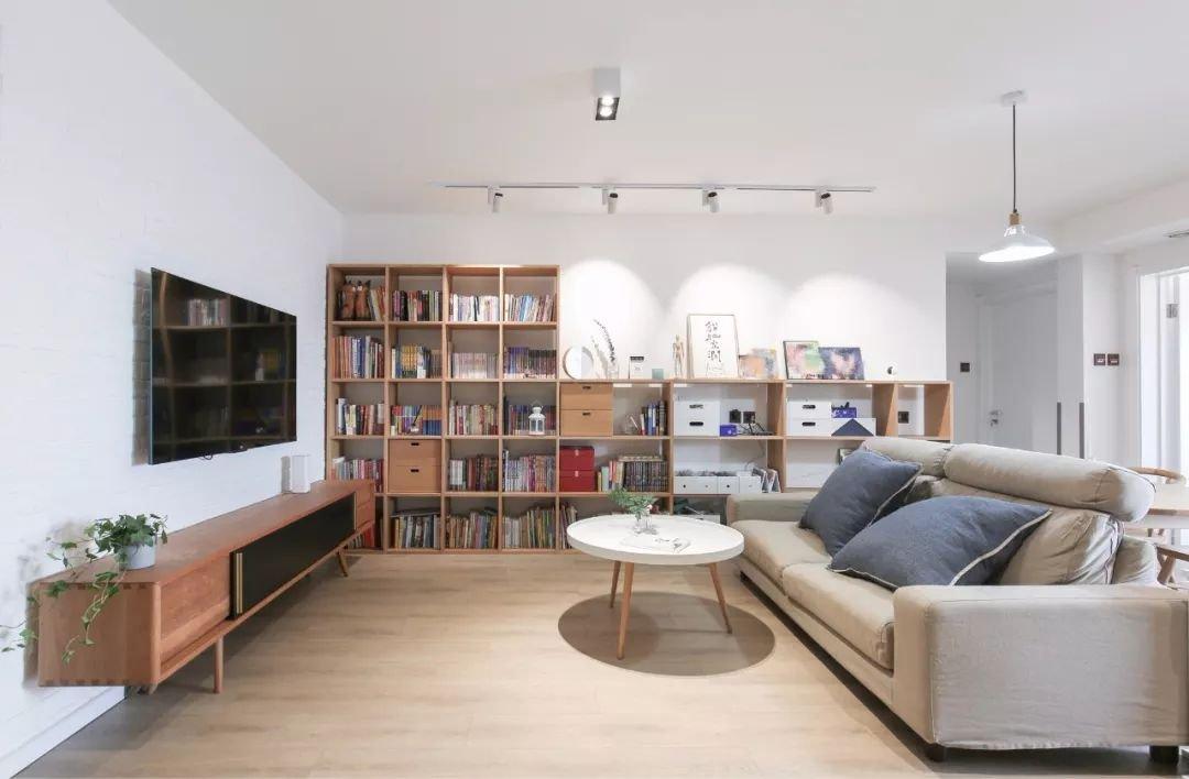 |越来越多人客厅不装吊顶了，现在流行这样装，省钱又大气