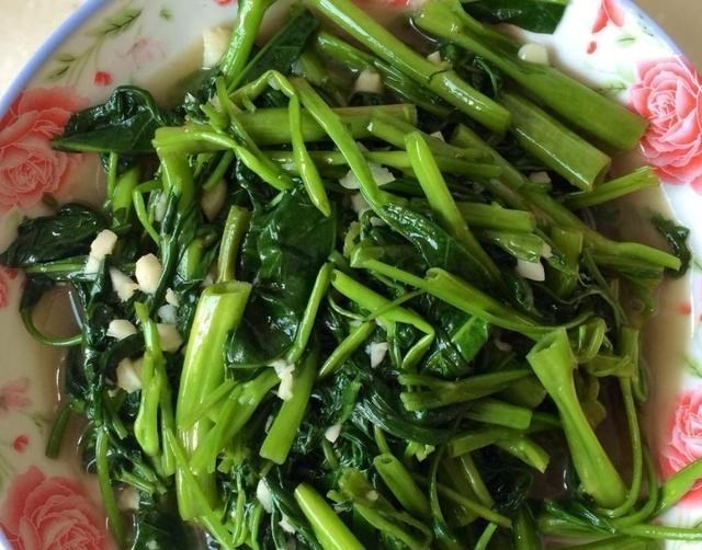 「西红柿」钙含量是西红柿的12倍，简单一炒喷香又下饭，孩子常吃个头蹿一蹿