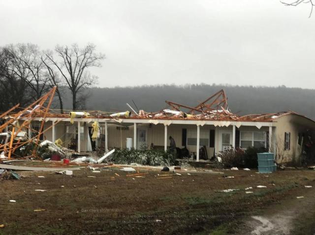 飓风来袭，狗狗死活不肯离开，房屋摧毁后，竟接连发生奇迹！