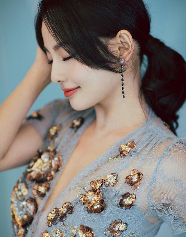 张嘉倪|张嘉倪还是挺有魅力的，虽然身高不够但却有气质，一身金装很抢镜