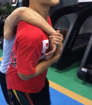 健身|两小伙互飙体能,深蹲200个…次日尿液出现酱油色,双双进医院