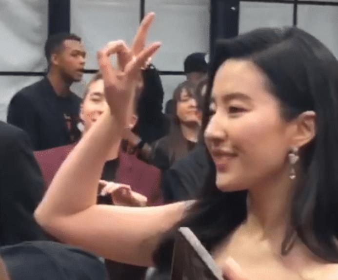 『刘亦菲』刘亦菲真人到底啥样?当镜头拉近后,看到腋窝不淡定了!