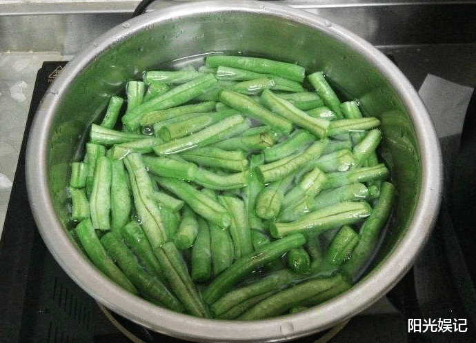 [香椿]这4种自带“毒素”的蔬菜，炒前别忘了焯水，为了健康要勤快