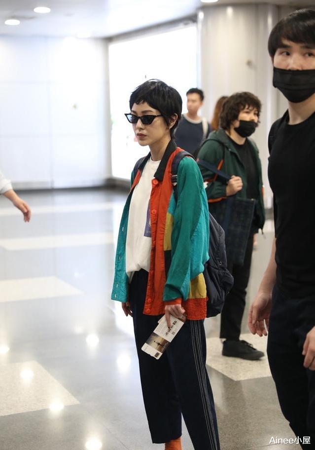 「穿衣搭配」郭采洁好适合剪短发,走“奶奶风”路线都不显老,34岁活泼如少女