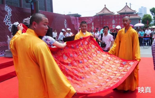 文玩核桃|少林寺释永信袈裟，金子、翡翠、仿云锦、金丝线缝制，值多少钱？