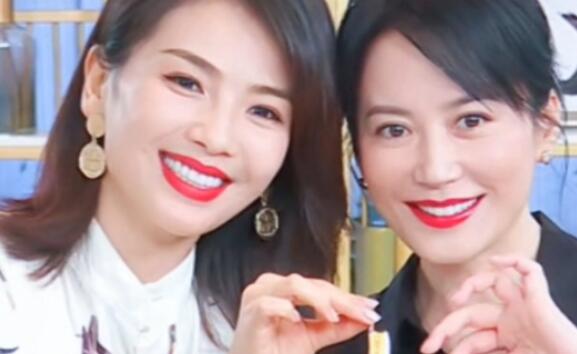 俞飞鸿|49岁俞飞鸿与41岁刘涛同框，失去美颜后，两人颜值引热议！