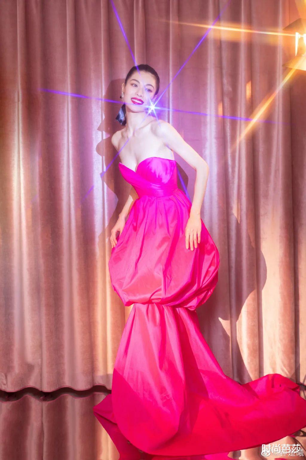 粉色|看过了金晨宋妍霏，感觉芭比粉、玫粉并不死亡啊！